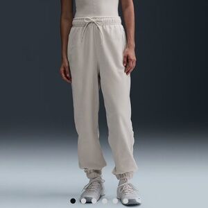 NWT Nike Therma-Fit Loose Fit High Rise Joggers Cream Fleece Size Medium